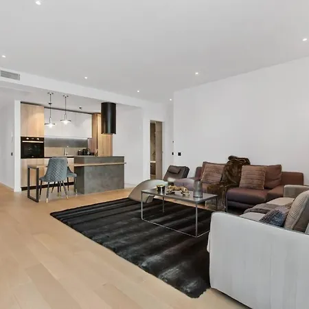Luxurious Vibe In The Business Center, Views Apartment