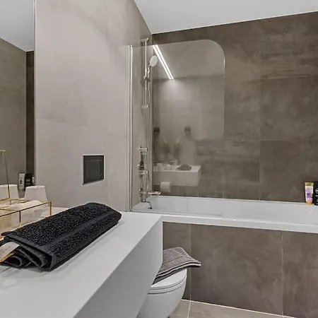 Luxurious Vibe In The Business Center, Views Apartment