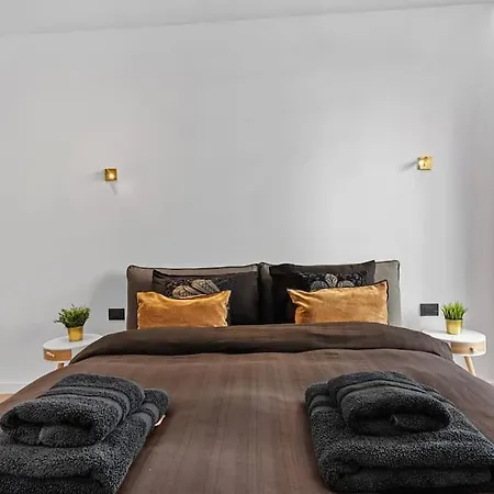 Luxurious Vibe In The Business Center, Views