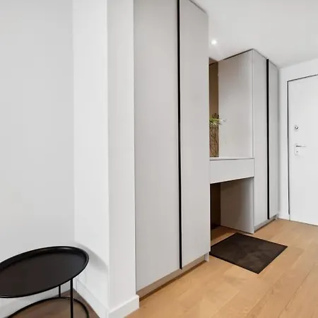 Luxurious Vibe In The Business Center, Views *