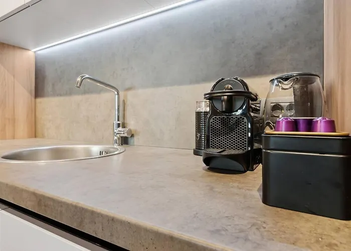 Luxurious Vibe In The Business Center, Views *