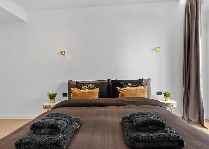 Luxurious Vibe In The Business Center, Views