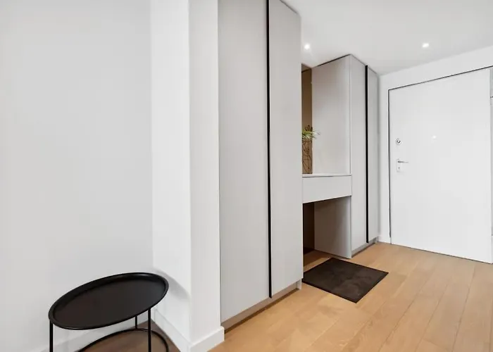 Luxurious Vibe In The Business Center, Views *