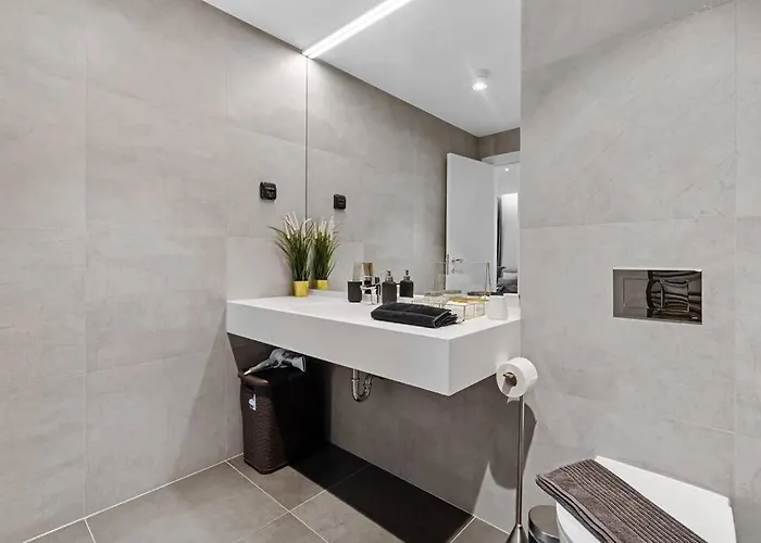 Luxurious Vibe In The Business Center, Views