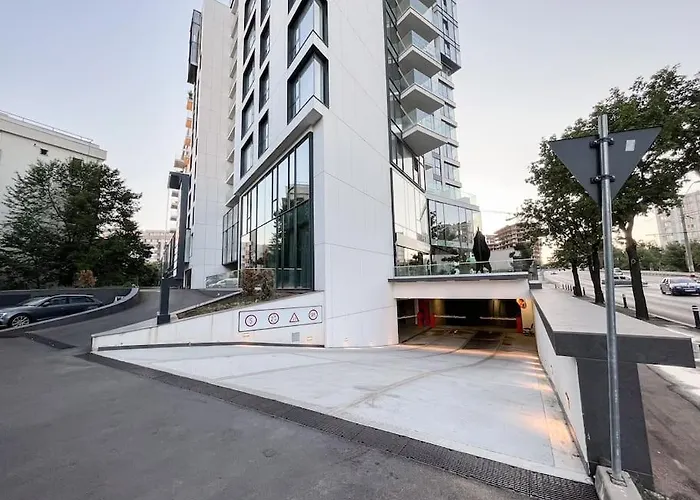 Luxurious Vibe In The Business Center, Views