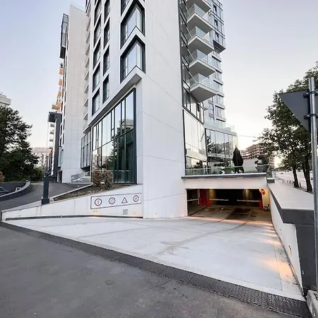 Luxurious Vibe In The Business Center, Views